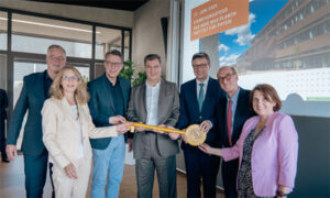 Wissenschaftsminister Markus Blume (3.v.l.) und Ministerpräsident Dr. Markus Söder (4.v.l.) bei der Einweihung des neuen Max-Planck-Instituts für Physik