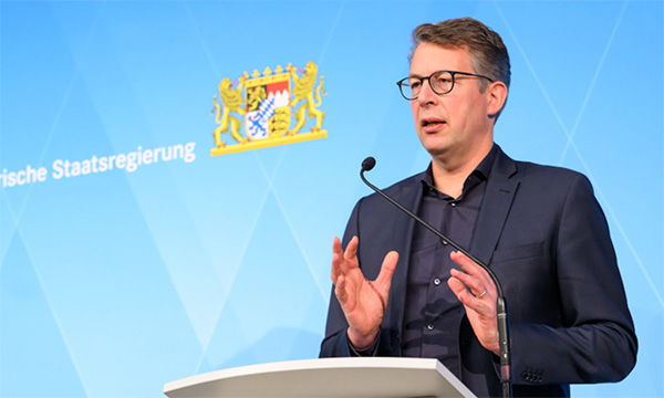 Wissenschafts- und Kunstminister Markus Blume spricht nach der Sitzung des Bayerischen Ministerrats am 15. Oktober 2024 (© Bayerische Staatskanzlei)