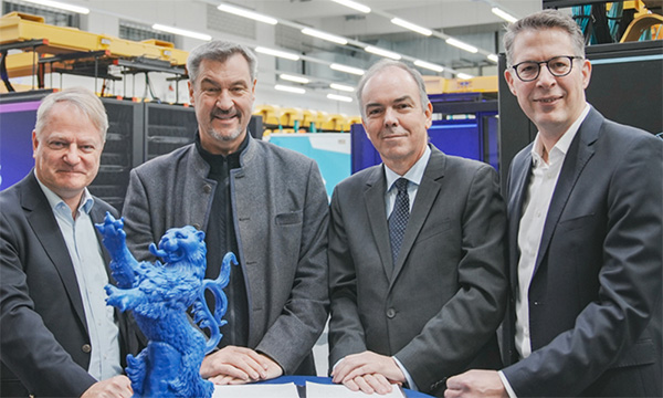 Wissenschaftsminister Markus Blume (r.) und Ministerpräsident Dr. Markus Söder (2.v.l.) mit dem Direktoriumsvorsitzenden des LRZ Prof. Dieter Kranzlmüller (2.v.r.) und dem Deutschland-Chef von Hewlett Packard Enterprise Marc Fischer (l.) (© Axel König/StMWK)