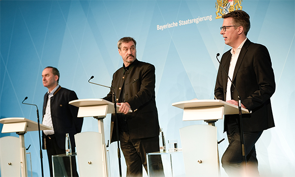 Wissenschaftsminister Blume (rechts) bei der Pressekonferenz zu wissenschafts- und forschungspolitischen Themen nach dem Ministerrat am 11.Februar 2025 zusammen mit Ministerpräsidenten Dr. Markus Söder (Mitte) und Wirtschaftsminister Hubert Aiwanger (links)